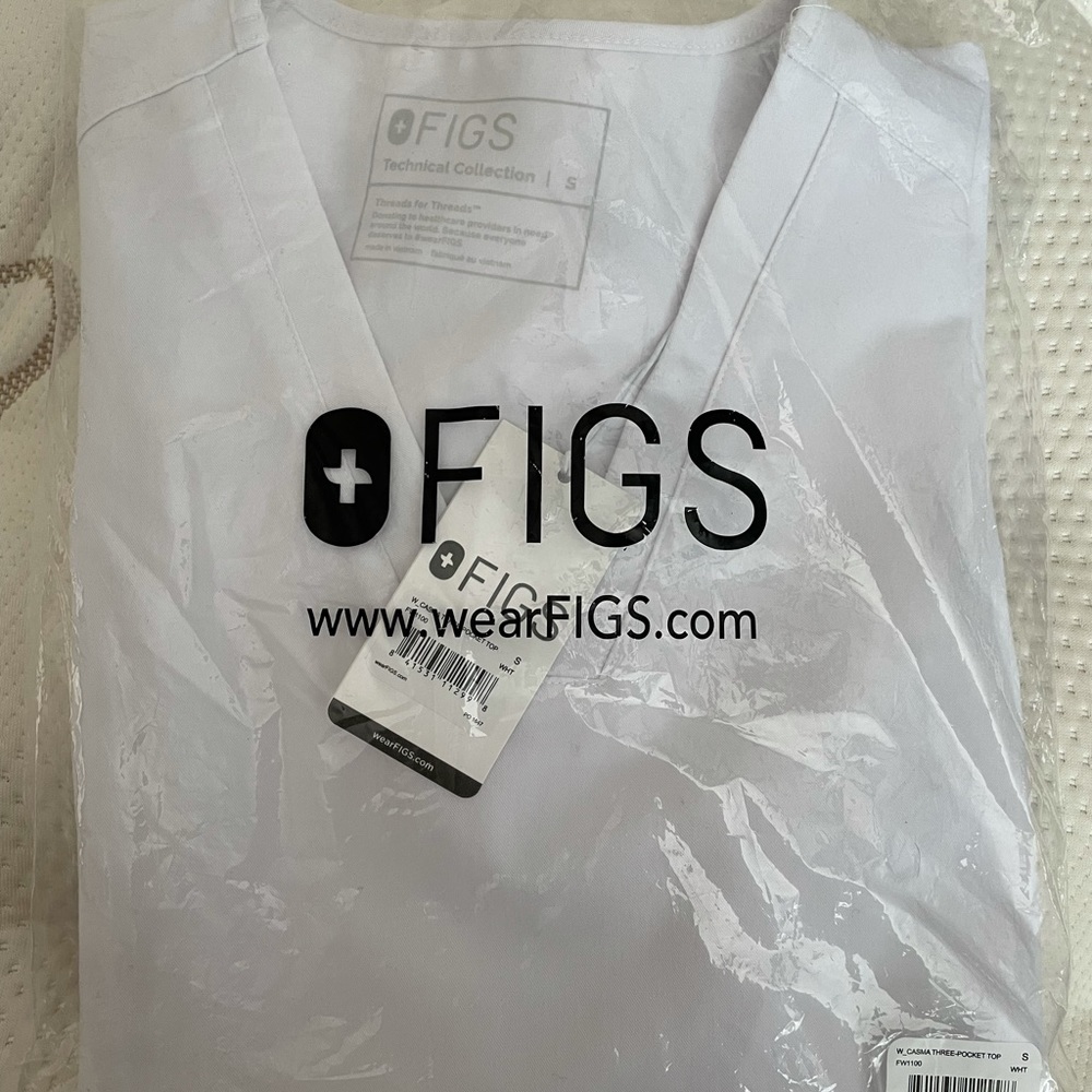 Figs Casma three pocket top.